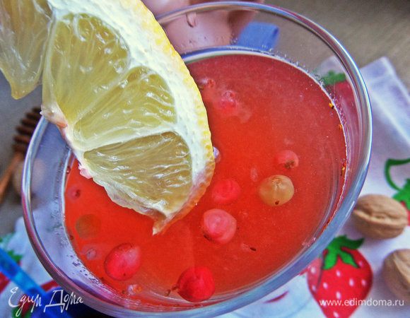 Для аромата положить в бокал по дольке лимона.