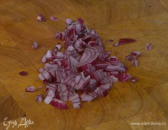 Красный лук и чеснок почистить и мелко порубить.