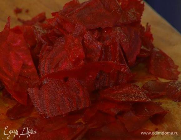 Свеклу почистить, при помощи терки нарезать тонкими пластинками, добавить в сковороду, все перемешать и немного обжарить.