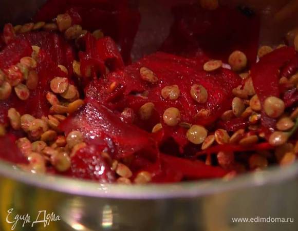 Всыпать к овощам чечевицу, все перемешать.