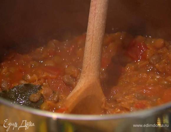 Добавить в похлебку помидоры в собственном соку и шпинат, все посолить, поперчить, перемешать и немного прогреть, затем снять с огня.