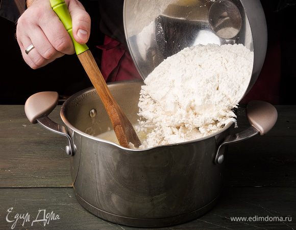 Воду смешать с солью, сахаром и сливочным маслом. Поставить на огонь и довести до кипения. Всыпать муку. Дать массе вскипеть, постоянно помешивая.
