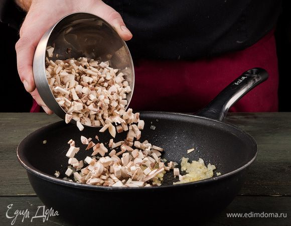 Шампиньоны нарезать и обжарить с луком. Посолить и поперчить. Сковорода все время остается на медленном огне. Хорошо все перемешать. Снять с огня, добавить плавленый сыр и охладить. 