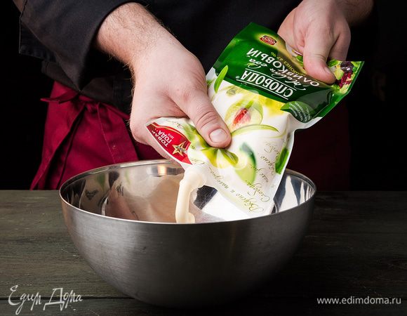 К полученной массе добавить майонез Оливковый ТМ «Слобода».
