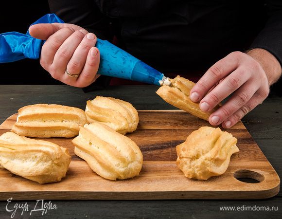 Сбоку каждого эклера сделать надрез, наполнить эклеры начинкой. Украсить блюдо каперсами.