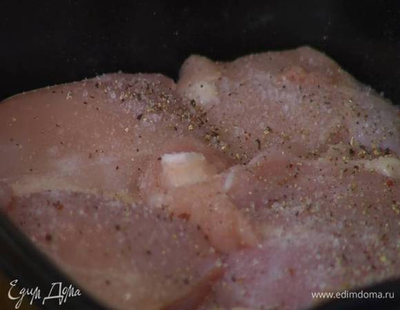 Куриные бедра посолить и поперчить со всех сторон.