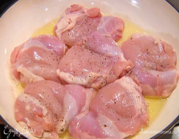 Разогреть в тяжелой сковороде оливковое масло и обжаривать кусочки курицы с двух сторон до появления золотистой корочки.