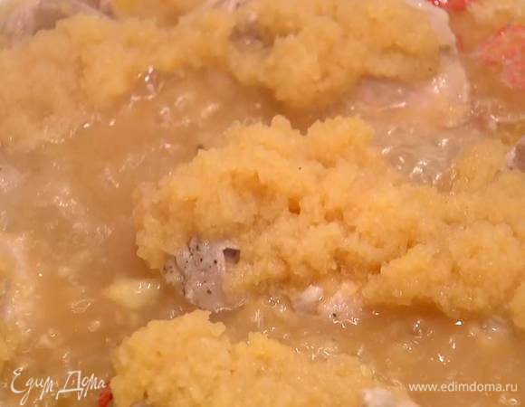 Посыпать курицу чили и чесноком, сверху выложить грушевое пюре, влить в сковороду 150 мл воды, накрыть крышкой, уменьшить огонь и тушить 25‒30 минут.