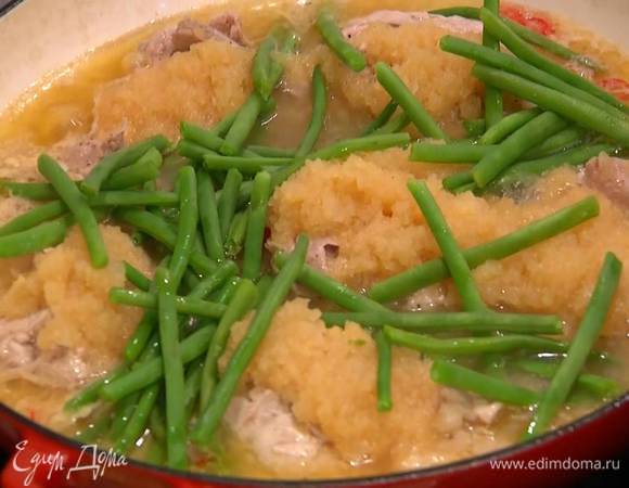 Стручковую фасоль опустить на пару минут в кипящую воду, затем откинуть на дуршлаг, выложить в сковороду с курицей и готовить несколько минут без крышки, так чтобы лишняя жидкость выпарилась и остался густой соус.