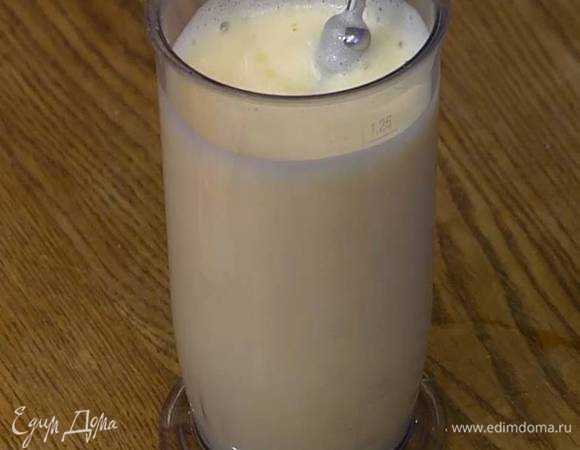 Яйцо и 3 ст. ложки горячей воды взбить блендером с насадкой-венчиком на очень высокой скорости.