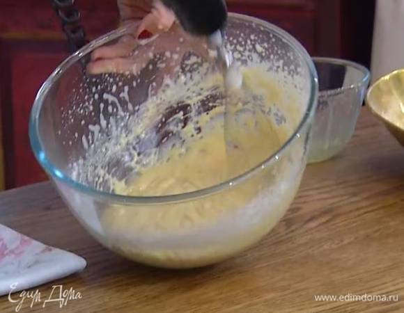 Приготовить тесто: 75 г сахара соединить с ванильным сахаром и взбитым яйцом и взбивать блендером на небольшой скорости, пока сахар не растворится, затем, не прекращая взбивать, в два-три приема всыпать муку, влить растопленное масло и взбить еще немного.