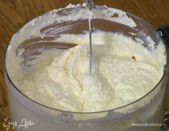 Приготовить начинку: творог, 150 г сахара и яйца взбить в блендере, добавить сок лимона и смесь Творопыш, все перемешать, посолить, влить молоко и еще раз все взбить, затем в три приема ввести взбитые сливки, каждый раз вымешивая.