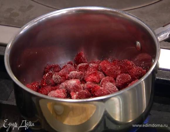 Приготовить крем: вишню предварительно разморозить, затем сок слить в отдельную посуду, а вишню поместить в кастрюлю, всыпать оставшийся сахар и прогревать на небольшом огне.