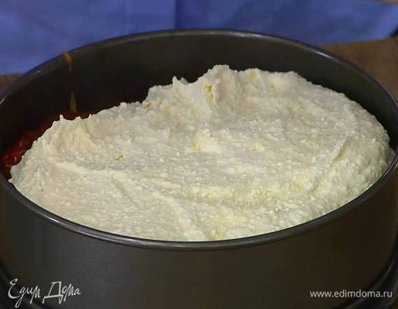 На подпеченный бисквит выложить вишневый крем, а затем творожную начинку, так чтобы два слоя не перемешались, и выпекать еще 50‒60 минут.