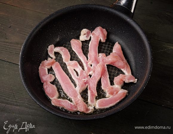 Филе индейки нарезать полосками и обжарить на оливковом масле.