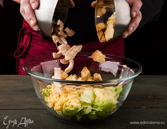 В салатнике смешать ананасы, сыр, листья салата. Добавить специи.