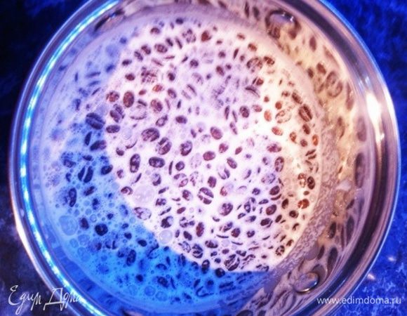 На ночь в сливки засыпаем кофе в зернах и отправляем сливки в холодильник, таким образом у сливок появится кофейный привкус.
