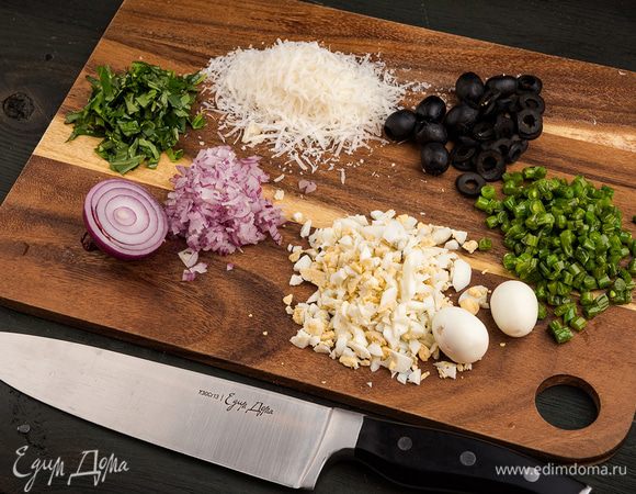 Яйца отварить, нарезать мелко. Лук нарезать мелкими кубиками. Пармезан натереть на крупной терке. Маслины режем колечками. Базилик рубим мелко.
