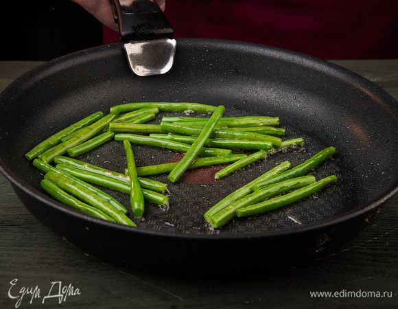 Фасоль протушить на оливковом масле, добавив соль и орегано. Охладить и нарезать.