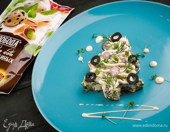 Укладываем в форму елочки и украшаем. Подаем красивое блюдо к столу. 