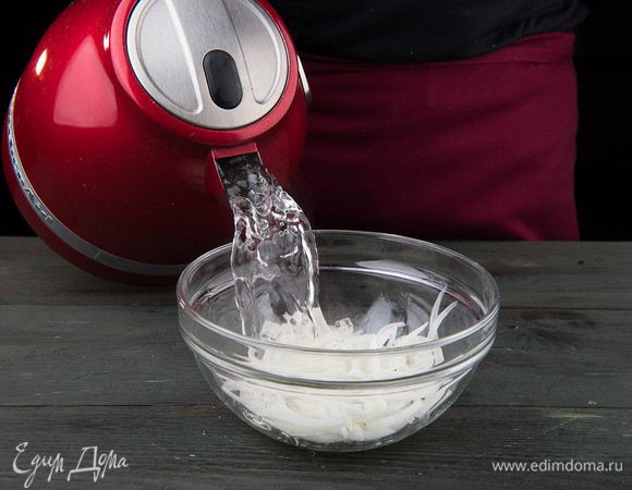 Лук нарезать полукольцами и залить кипятком, чтобы вышла горечь. Картофель очистить и отварить. Нарезать кубиками.