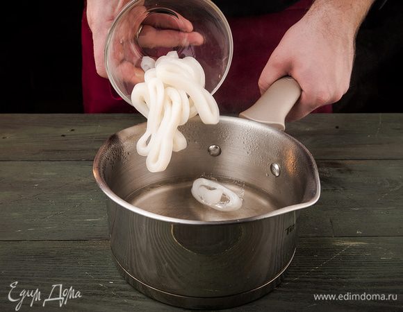 Кальмары отварить 3 минуты в подсоленной воде. Нарезать колечками.