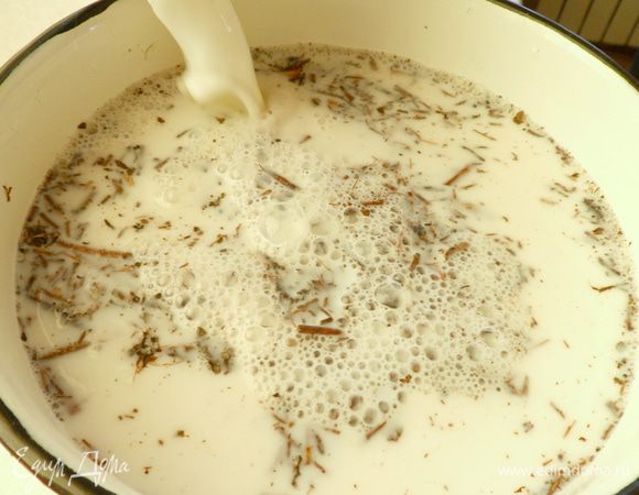 Заливаем чай кипятком и холодным молоком.