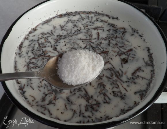 Ставим на медленный огонь и добавляем соль.
