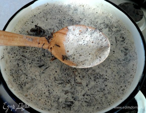 Когда молоко начнет закипать, снимем пенку. Делать это нужно деревянной ложкой. Варим чай на медленном огне еще 10 — 15 минут, помешивая его. Затем выключаем огонь, накрываем кастрюлю крышкой и оставляем напариваться 10 минут.