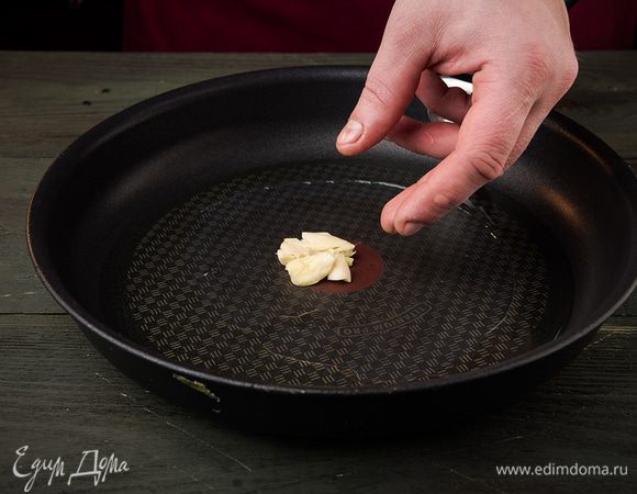 Нарезать соломкой печень и лук. Разогреть оливковое масло, положить раздавленный зубчик чеснока, слегка обжарить. 