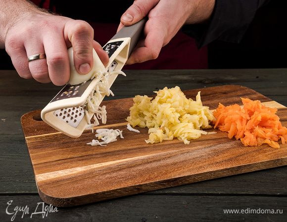 Яйца, картофель, морковь отварить, очистить. Все натереть на крупной терке.