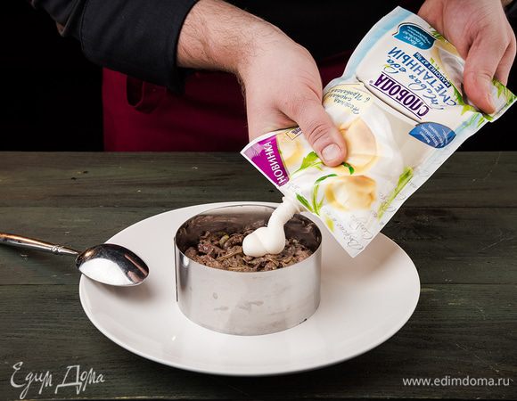 Выкладываем тертый картофель, сверху — куриную печень с тушеным луком, далее — яйца.
Все слои смазываем майонезом Сметанный ТМ «Слобода».
