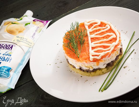 Сверху посыпать тертой вареной морковью и украсить укропом.