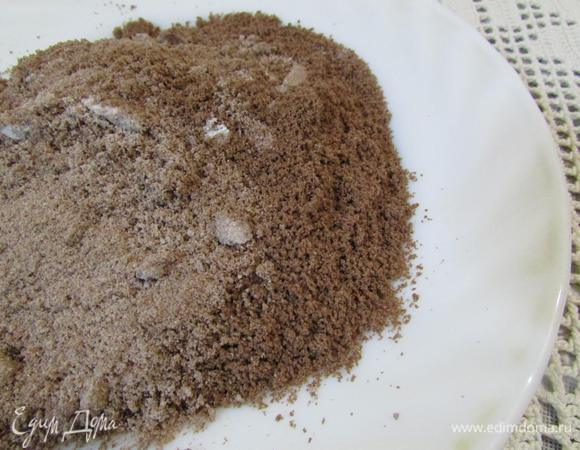 С помощью процессора печенье (у меня шоколадное) измельчить в крошку.