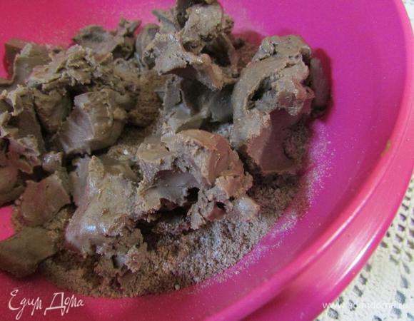 Соединить печенье, сахарную пудру и мягкое сливочное масло (у меня шоколадное). Все хорошо перемешать.