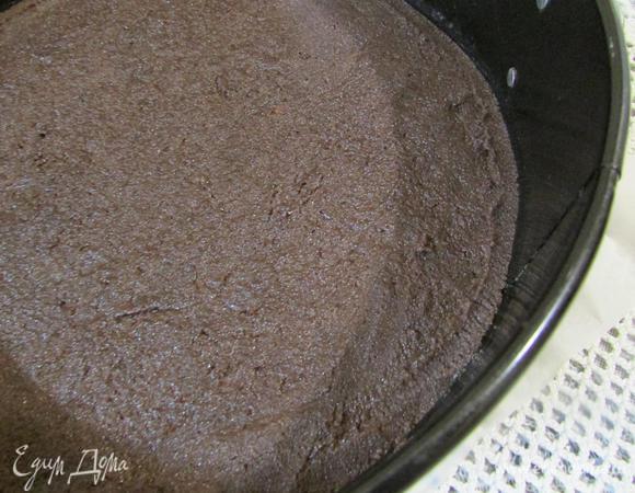 Разъемную форму для запекания застелить пекарской бумагой. Выложить полученную массу на дно формы и утрамбовать поверхность. Форму отправить в холодильник примерно на 20 минут.