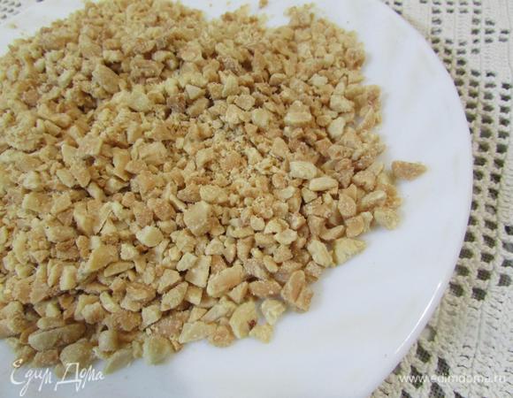 Тем временем подготовить начинку. Арахис смолоть в мелкую крошку.