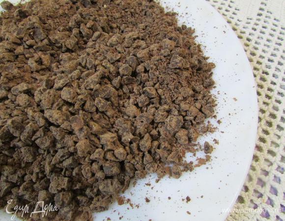 Шоколад смолоть в мелкую крошку.