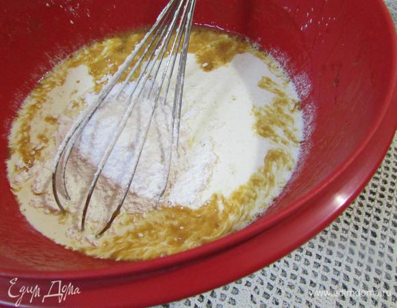 Затем добавить ванильный сахар, сливки и пакетик ванильного пудинга. Размешать до однородности.