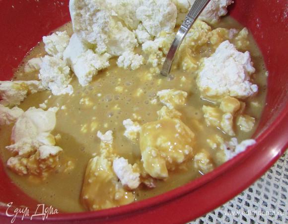 Ввести мягкий творог (если у вас обычный творог, пропустить его через мелкое сито). Массу пробить миксером.