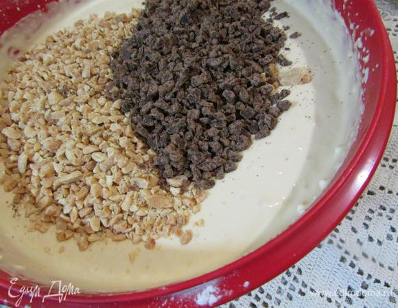 И в последнюю очередь добавить арахис и шоколад. Хорошо перемешать.