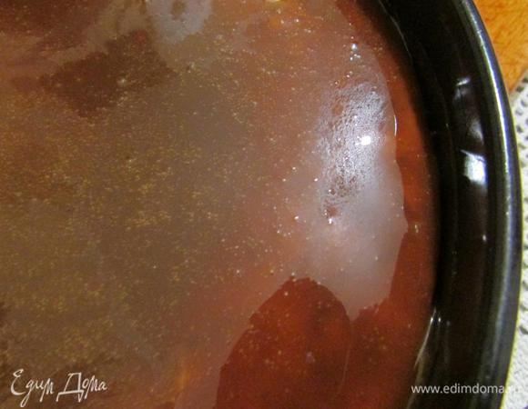 В сотейнике довести до кипения (до состояния глазури) вареное сгущенное молоко (карамель). Горячую карамель вылить на чизкейк. Дать остыть. Поставить в холодильник на ночь.