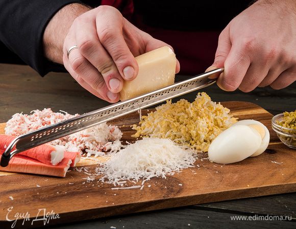 Яйца отварить и натереть на терке. Замороженные крабовые палочки натереть на терке. Третью часть оставить для панировки. Твердый сыр также натереть на терке.