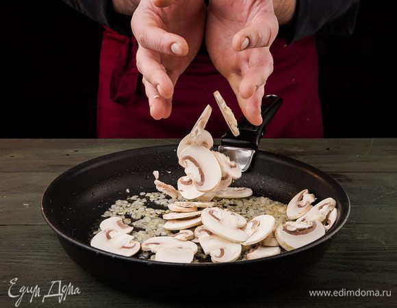 Лук обжарить на растительном масле, добавить нарезанные грибы. Пожарить до готовности.