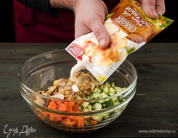 Соединяем жареные грибы с луком, добавляем картофель, морковь, огурцы, горошек. Добавляем майонез Постный ТМ «Слобода», солим и перчим по вкусу. Все хорошо перемешиваем.
