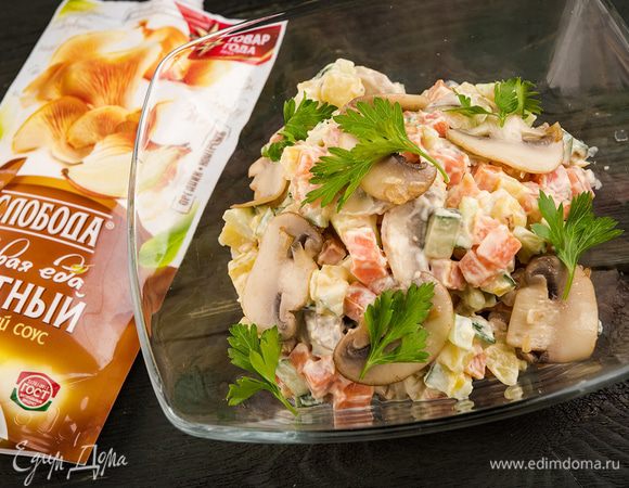 Сверху салат украшаем петрушкой. Постное новогоднее блюдо готово!