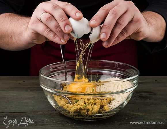 Полученную массу смешать с хлебными крошками, яйцом. Посолить и поперчить немного. Добавить тмин.