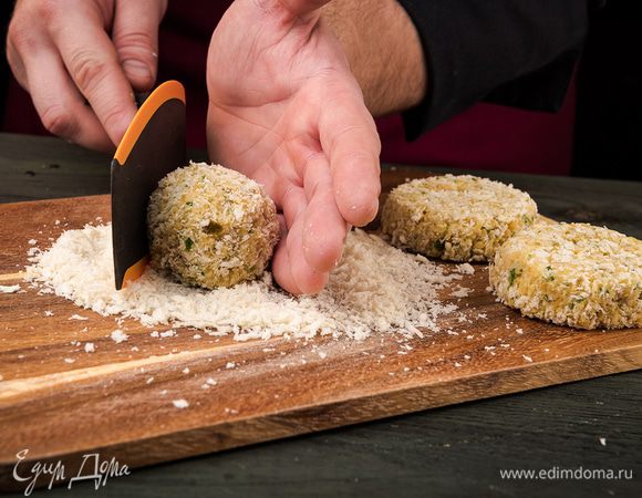 Формируем котлеты, обваливаем в сухарях.
