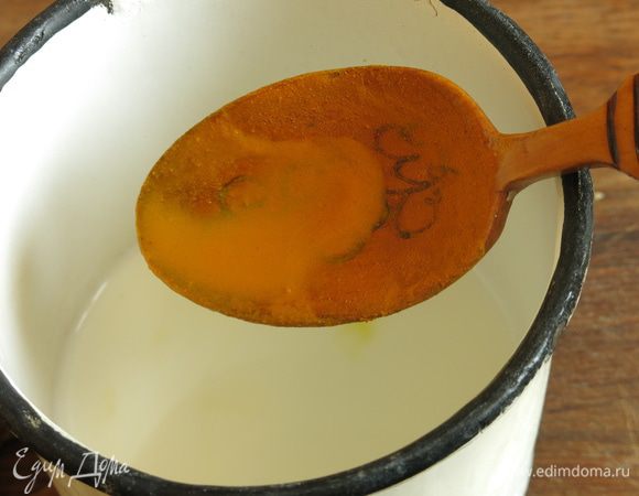 Нагреваем молоко и растворяем заготовку куркумы -1 чайную ложку. Если вы до того не использовали куркуму, рекомендую попробовать напиток с меньшим количеством куркумы, определить, есть ли аллергическая реакция.