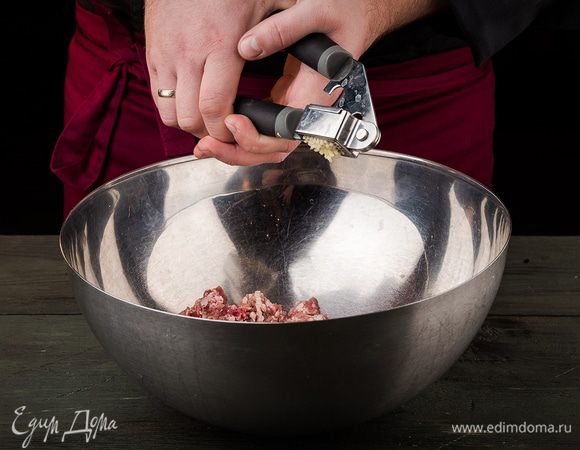 Фарш посолить и поперчить, добавить пропущенный через пресс чеснок.